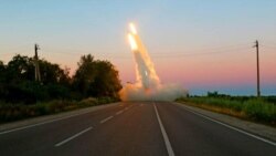 Расчет реактивной системы залпового огня HIMARS ведет огонь в Запорожской области 4 июля 2022