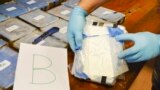 Фотография осмотра брикетов с кокаином, найденных в посольстве России. Фотография распространена Министерством безопасности Аргентины в феврале 2018 года, точная дата съемки неизвестна