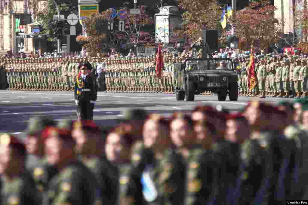 На параде военный оркестр исполнял марши на темы украинских народных песен