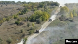 Украинские танки покидают окрестности села Крымское, Луганской области