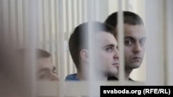 (Слева направо) осужденные Егор Скуратович, Евгений Барановский и Антон Вяжевич