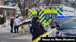 Машина скорой помощи на месте стрельбы в Миннеаполисе, США, 7 января 2026 года