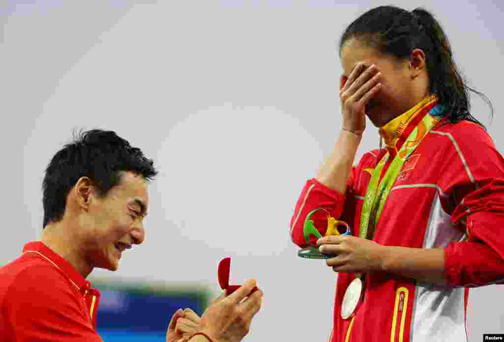 Еще одной парой стали прыгуны в воду из сборной Китая. Помимо серебрянной медали, спортсменка Хэ Цзи получила предложение от своего партнера и коллеги, олимпийца Кай Циня
