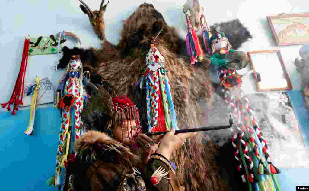 По всей Туве действуют шаманские общества, а почти в каждой деревне есть свой шаман На фото &ndash; Людмила Ойун, шаманка. Она представляет общество &quot;Медвежьего духа&quot;