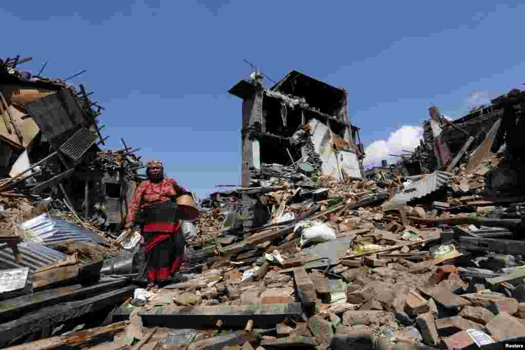 Жительница Бактапура на руинах разрушенного дома&nbsp;