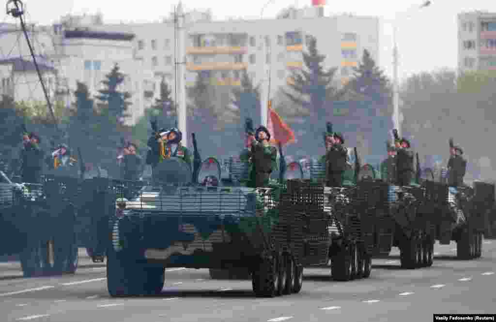В параде приняли участие танки и бронированные автомобили