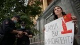 Российская журналистка Ирина Баблоян во время одиночного пикета напротив здания ФСБ в Москве