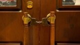 Наручники, надетые на двери центра