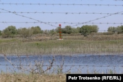 Колючая проволока и пограничный столб Российской Федерации. Село Коптогай, Атырауская область. 4 мая 2021 года