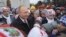 Президент России Владимир Путин общается с детьми, которые пришли на елку в Кремль, 26 декабря 2017 года