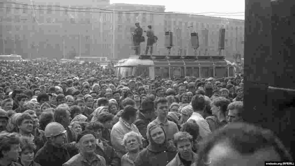 Thousands of workers rallied on Minsk&#39;s Lenin Square in April 1991. The protesters were unhappy&nbsp;with the increased cost of consumer goods and the Communist Party&#39;s control of the republic.