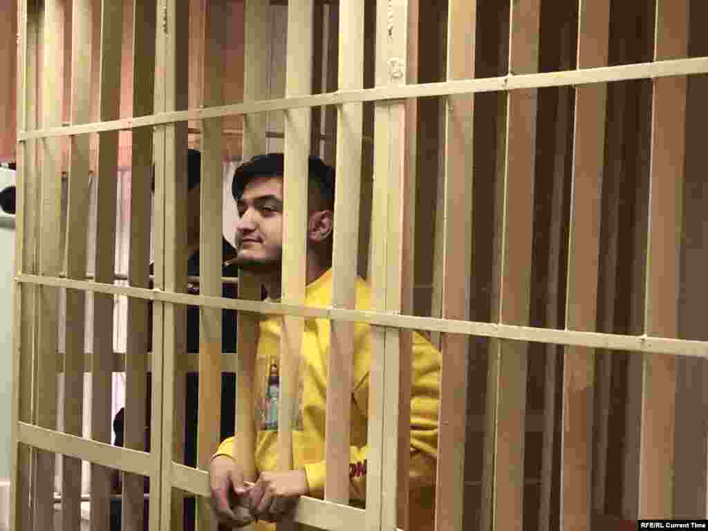 21-летний Самариддин Раджабов, уроженец Таджикистана,&nbsp;участвовал в акции 27 июля, был арестован по административной статье. На суде по административной статье не признал вину. По версии следствия, кинул пластиковую бутылку в сотрудника правоохранительных органов и попал ему в шею