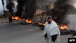 Уличные протесты в Пешаваре после нападения талибов на школу 16 декабря. Тогда погиб 151 человек, в том числе 142 школьника