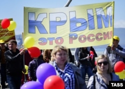 1 мая 2014-го года через мост Русский прошло шествие в поддержку аннексии Крыма. Теперь компания, строившая мост, безуспешно пытается получить в Крыму новые подряды