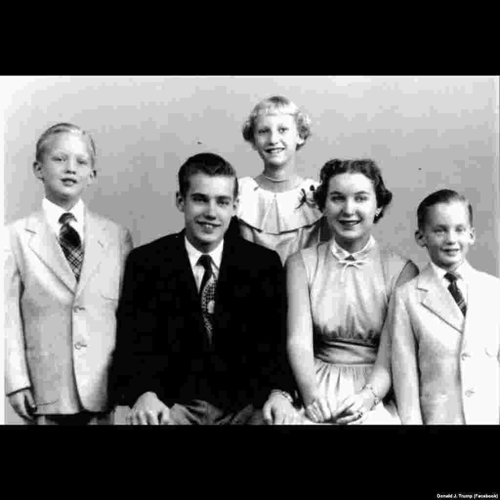Будущий президент США Дональд Трамп (крайний слева) с семьей