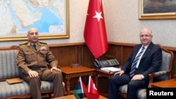 Генерал аль-Хаддад (слева) с главой Минобороны Турции в Анкаре 23 декабря