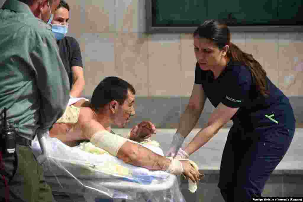 МИД Армении опубликовал фотографию, на которой медики оказывают медицинскую помощь гражданскому населению, вероятно пострадавшему в результате боевых действий