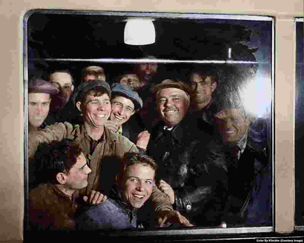 На фото &ndash; &quot;первые пассажиры&quot; московского метро, 1935 год