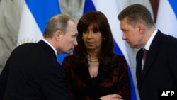 Кристина Киршнер с Владимиром Путиным и главой "Газпрома" Алексеем Милнером