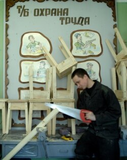 Воспитанник Можайской воспитательной колонии для несовершеннолетних во время работы в столярной мастерской, 1 июня 2009