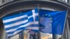 ЦБ Греции предупредил о возможном дефолте и выходе из еврозоны 