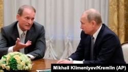 Журналисты часто называют Медведчука (слева) кумом Путина: в своих интервью оба признавались, что российский президент – крестный отец дочери Медведчука