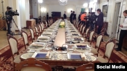 Сервировка обеда Путина с политологами в феврале 2012 года, источник - взломанная почта Пригожина