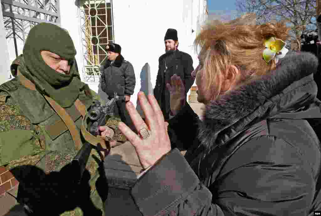 Женщина просит российского военного уйти с украинской земли,&nbsp;​3 марта 2014 года