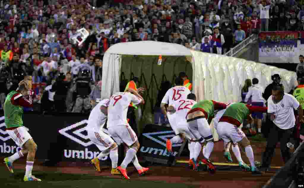 Официальные представители албанской команды заявили рефери Мартину Аткинсону, что их физическое и психологическое состояние не позволяет продолжить игру после того, что произошло 