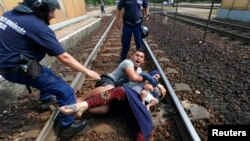 Венгерская полиция задерживает попытавшихся бежать мигрантов на станции Бичке