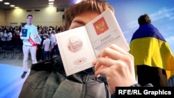 Фотоколлаж: Артем Звенигородский с паспортом гражданина РФ и аттестатом об окончании учебы, а также с флагом Украины на майдане Незалежности в Киеве