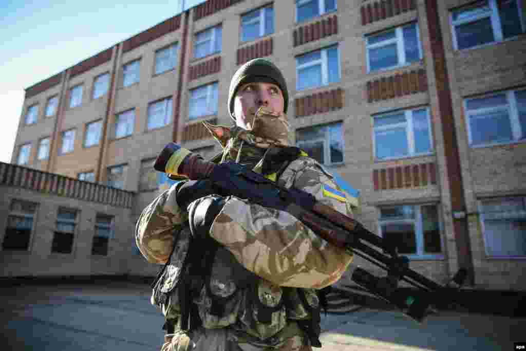 В городе Краматорске на востоке Украины, ранее находившемся под контролем сепаратистов, парламентские выборы проходили при повышенных мерах безопасности 