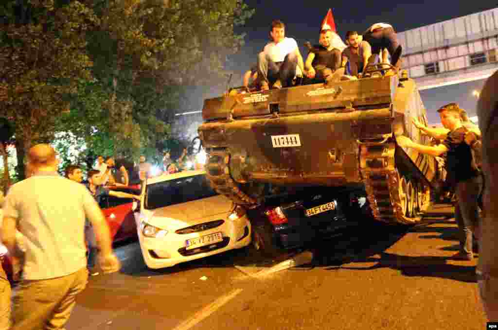 На дороге в Стамбул во время попытки военного переворота в Турции 15 июля