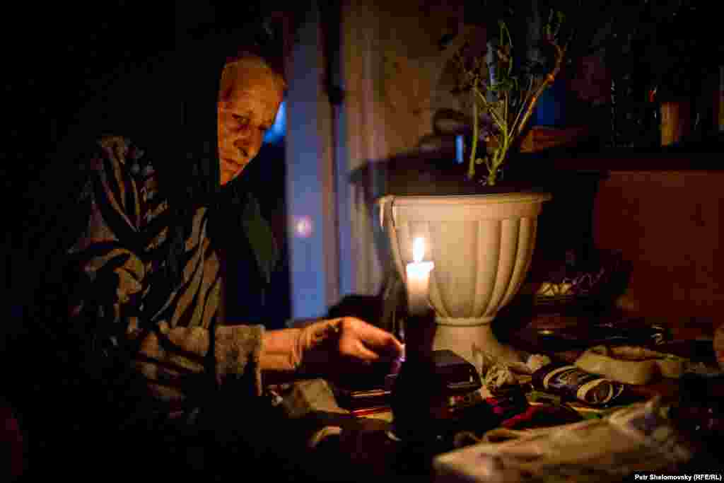 Раиса Казакова зажигает свечу: в ее доме нет электричества
