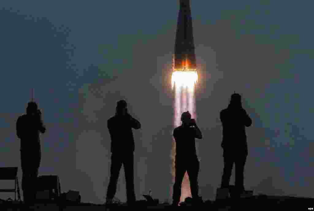 Фотографы делают снимки взлета космического корабля &quot;Союз МС&quot; с космодрома Байконур в Казахстане. Корабль с тремя космонавтами на борту уже пристыковался к МКС (epa/Sergei Ilnitsky)&nbsp;