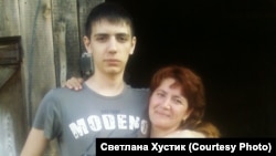 Артем Пахотин с мамой