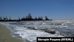 Порт Бердянска: видно разбитый российский военный корабль