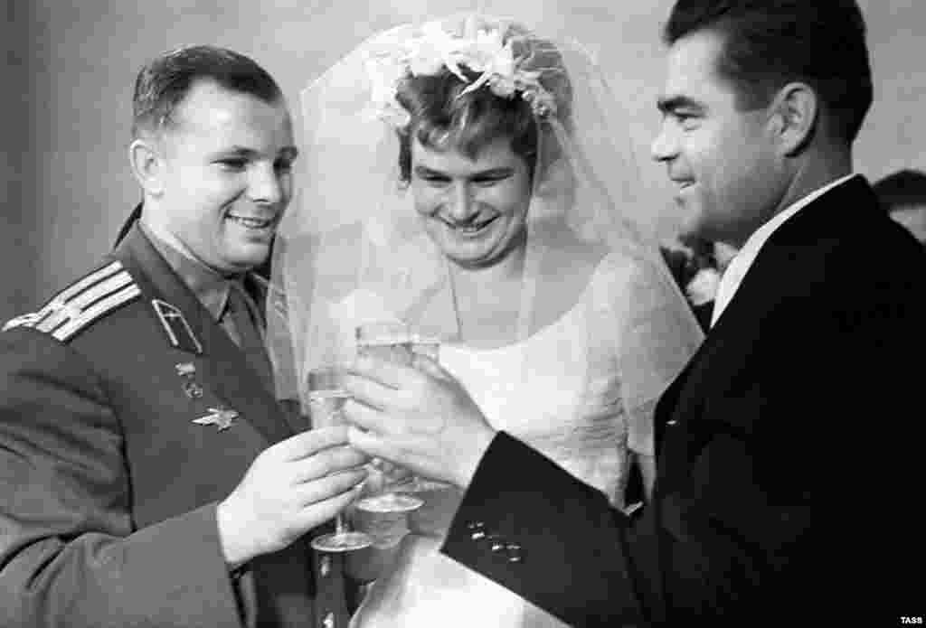 Гагарин поздравляет космонавтов Валентину Терешкову и Андрияна Николаева со свадьбой, 3 ноября 1963 года. За несколько месяцев до этого Терешкова стала первой женщиной в космосе