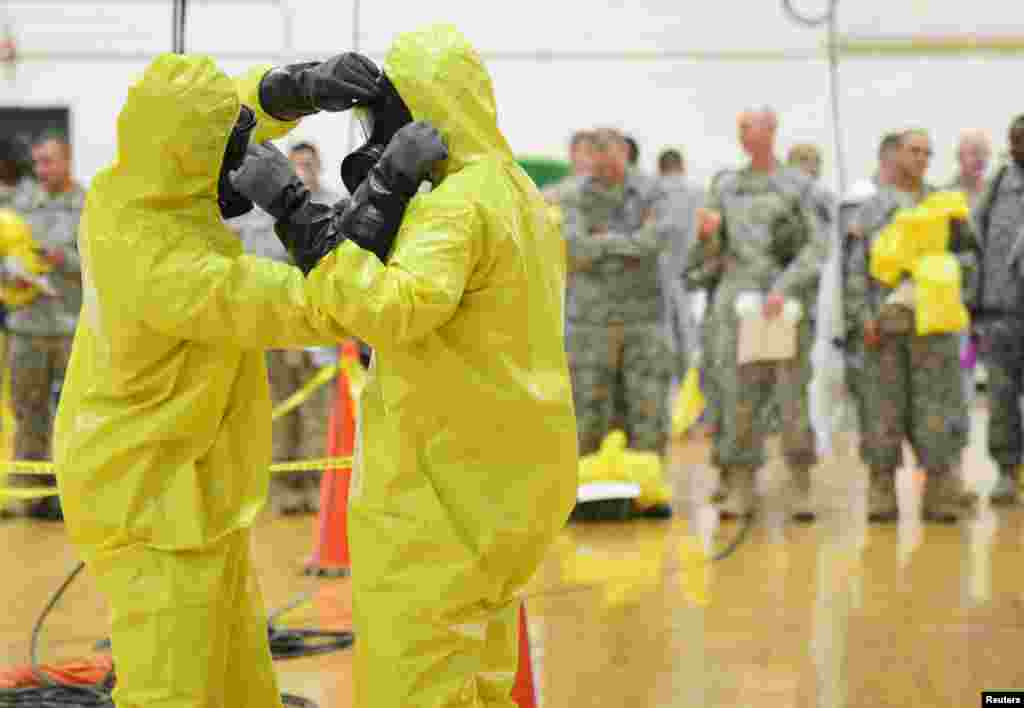Солдаты США проходят подготовку по борьбе&nbsp;с лихорадкой Эбола. Форт-Кэмпбелл, штат Кентукки.&nbsp;9 октября 2014 