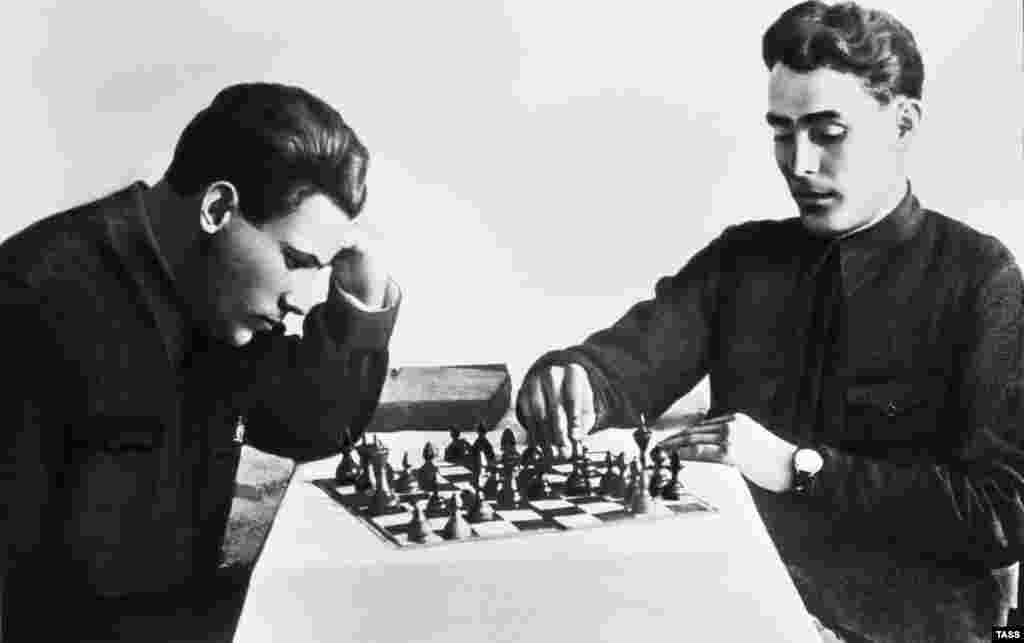 Отретушированная фотография Леонида Брежнева (справа), на которой он снят во время игры в шахматы в 1935 году. Брежнев возглавлял Советский Союз с 1964 по 1982 год.