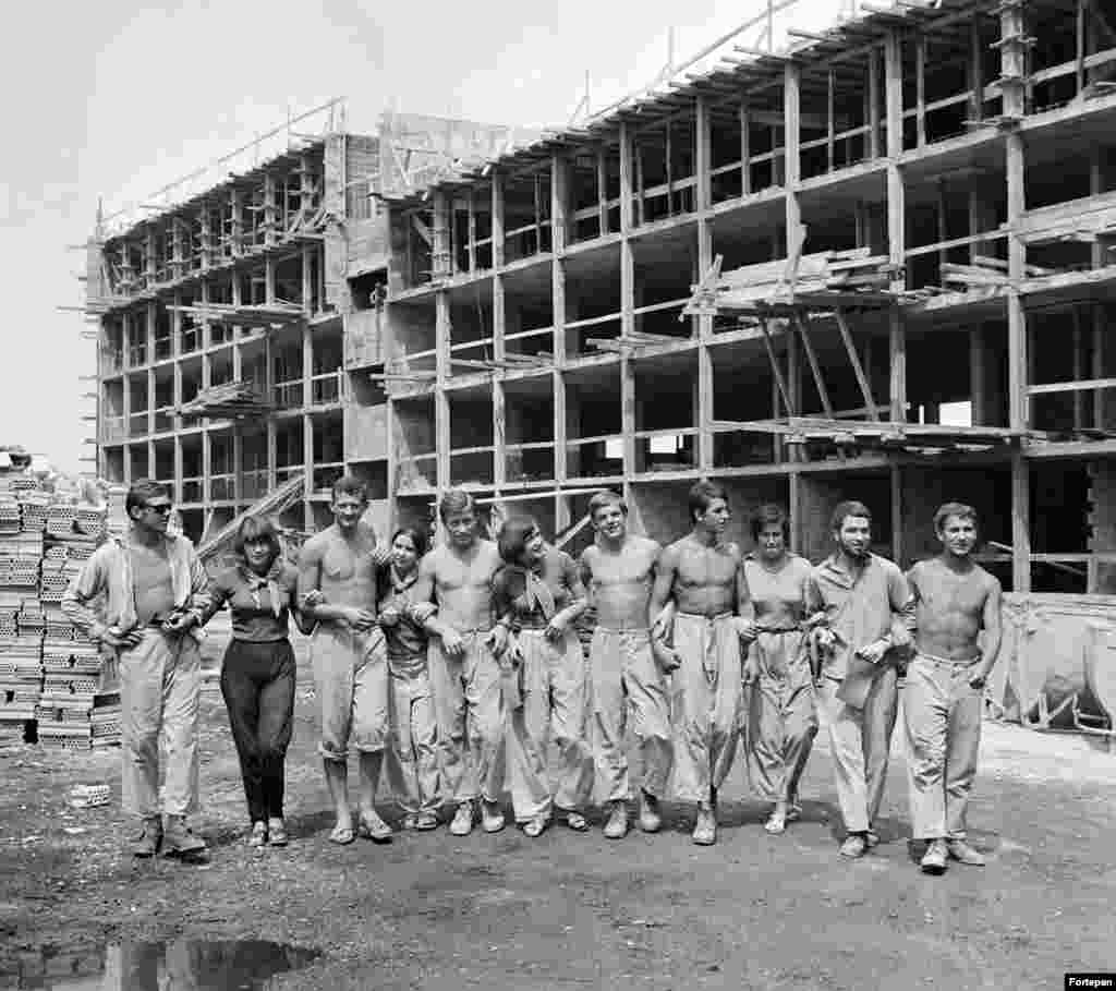Рабочие на стройке летом. 1969 год. После нескольких десятилетий социализма в Венгрии деньги на грандиозные проекты начали иссякать