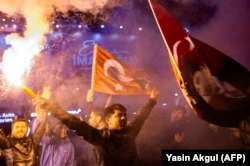 Сторонники оппозиционной Республиканской партии (CHP) после выборов мэра в Стамбуле