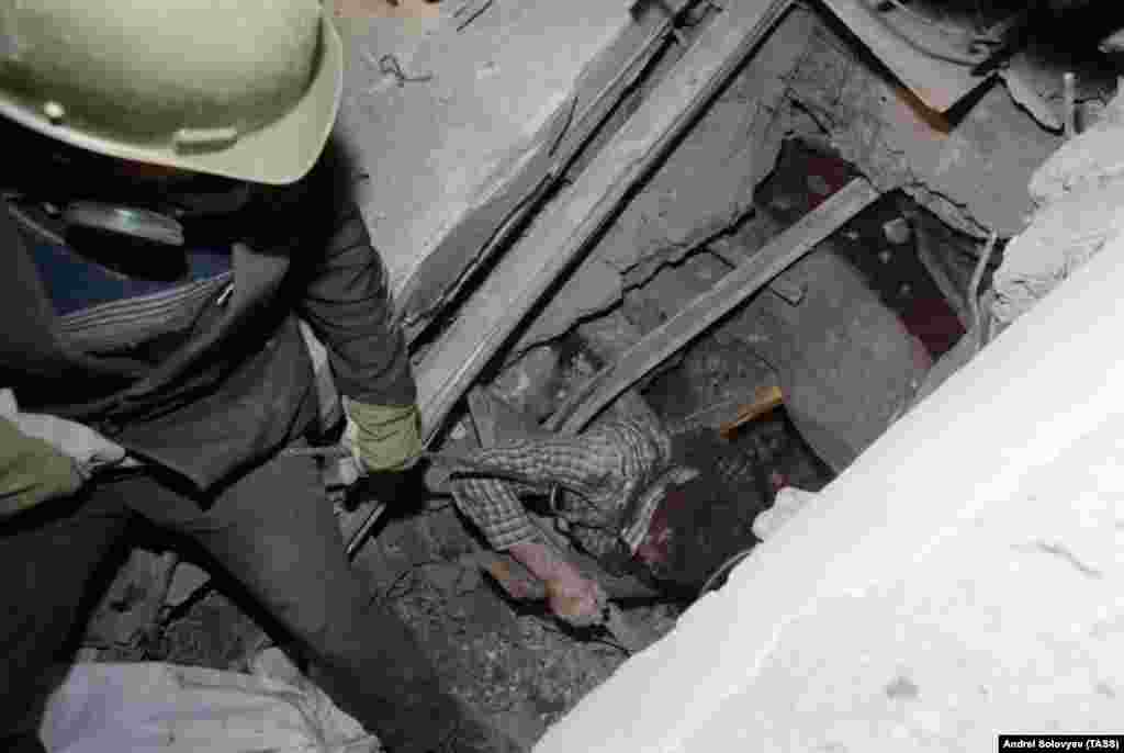 Выживший человек под завалами в городе Гюмри, 12 декабря 1988 года