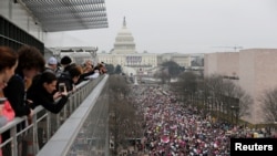 Шествие участников Марша женщин на Вашингтон растянулось вдоль всей Национальной аллеи