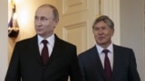 Президент России Владимир Путин и президент Кыргызстана Алмазбек Атамбаев, Санкт-Петербург. 16 марта 2015 года 