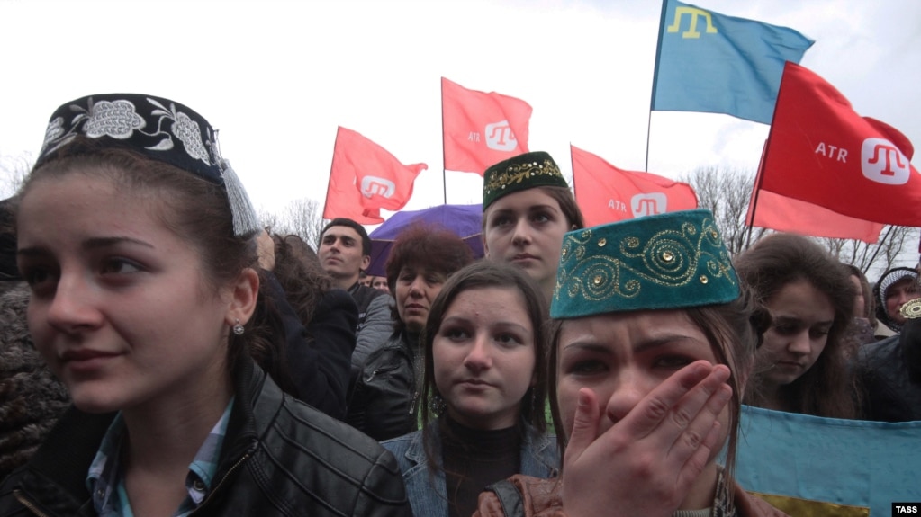 Крымские татары на митинге в Симферополе в поддержку канала ATR 31 марта 2015 года