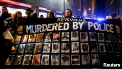 Демонстрация жителей Чикаго после убийства полицейским 17-летнего подростка, ноябрь 2014