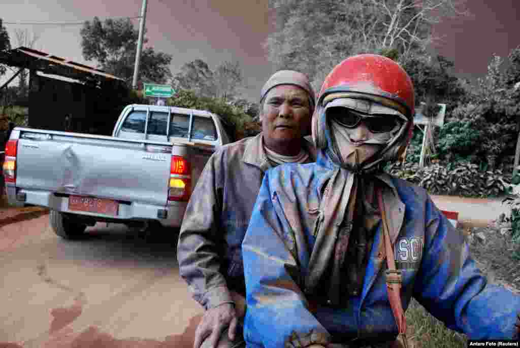 На фото - жители острова Суматра, покрытые пеплом поле извержения вулкана Синабунг, который&nbsp;проснуля в 2013 году после долгого сна. С этого времени более 15,000 человек были вынуждены покинуть свои дома.&nbsp;​На сегодняшний день жители из 12 деревень вблизи вулкана вынуждены переехать в лагеря для беженцев, сообщают местные СМИ
