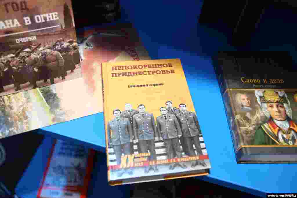 Главная тема книг, представленных на книжной ярмарке в Минске - патриотизм и военные победы России.