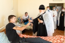 Митрополит Павел посещает пострадавших от милицейского насилия в минской больнице, 17 августа 2020 года